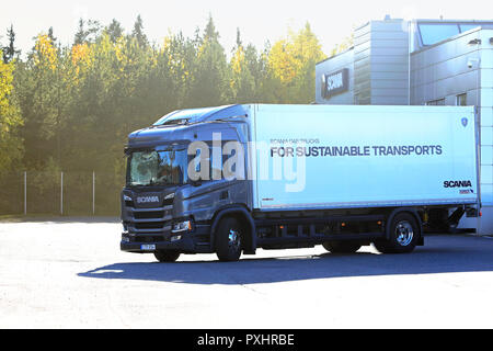 Lieto, Finnland - 19. Oktober 2018: Scania CNG/CGB Gas Powered P280 Lieferwagen auf Probefahrt in Scania Urban Tour 2018 Turku. Stockfoto