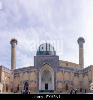 Samarkand, Usbekistan - September 25, 2018: Touristen außerhalb Tamerlane oder Timur Grabstätte, Gur Emir, in Samarkand, Usbekistan. Stockfoto