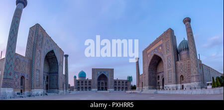 Der registan Ensemble square bei Sonnenuntergang in Samarkand, Usbekistan. Stockfoto