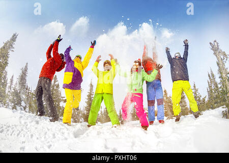 Gruppe der glücklichen Freunde Spaß mit Schnee. Winterurlaub in Ski Resort Stockfoto