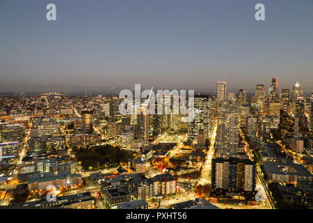 Ein Blick auf die Elliott Bay und die Skyline von Downtown Seattle städtischen Gebäude am Wasser von der Space Needle. Stockfoto