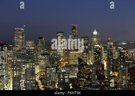 Ein Blick auf die Elliott Bay und die Skyline von Downtown Seattle städtischen Gebäude am Wasser von der Space Needle. Stockfoto