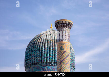 Blaue Mosaikfliesen auf Minarett und Kuppel bei Tamerlane oder Timur Grabstätte, Gur Emir, in Samarkand, Usbekistan. Stockfoto