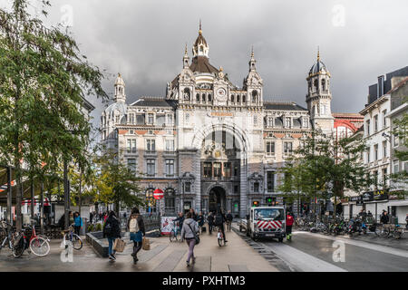 Die monumentale Hauptgebäude der Hauptbahnhof von Antwerpen (auch als Middenstatie) wurde von der Stadt Brügge Architekt L. Delacenserie konzipiert. Es h Stockfoto