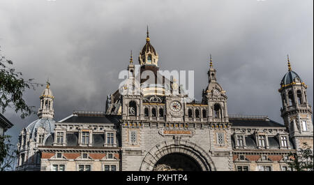 Die monumentale Hauptgebäude der Hauptbahnhof von Antwerpen (auch als Middenstatie) wurde von der Stadt Brügge Architekt L. Delacenserie konzipiert. Es h Stockfoto