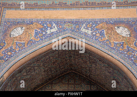 Mosaik Tiger, das Symbol von Samarkand, Mosaikfliesen auf der Vorderseite des Sherdor Medrese an der Registan in Samarkand, Usbekistan. Stockfoto