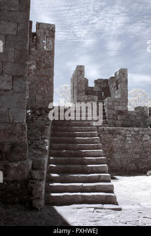 Granit mittelalterliche Burg im Inneren Treppe Stockfoto