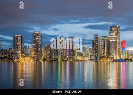 Schöne Reflexionen auf die Skyline von Miami im Wasser Stockfoto