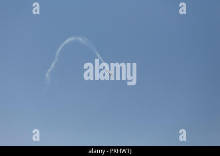 Porto, Portugal, September 1, 2017: Red Bull Air Race. Tag der Ausbildung am Fluss Douro Arrabida Brücke gegen einen schönen blauen Himmel. Stockfoto