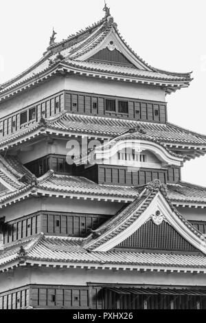 Close-up Schloß Matsumoto mit Tauben BW, Nagano, Japan Stockfoto