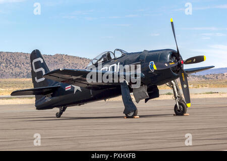 Grumman F8F Bearcat setzt sich auf die Rampe bei der Reno Stead Airport in der Nähe von Reno, Nevada. Stockfoto