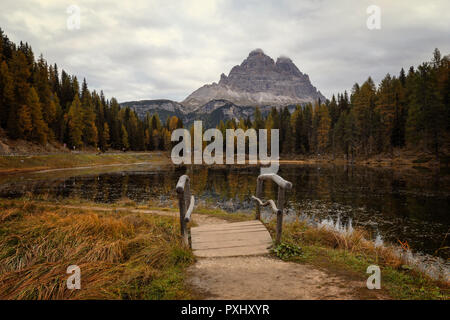 Fußweg zum See Antorno, morgendlicher Blick auf die Drei Zinnen (Drei Zinnen), Italien, Europa Stockfoto