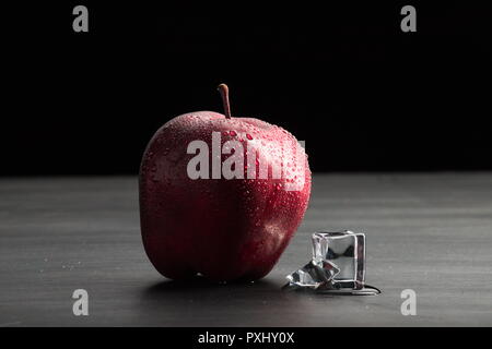 Apple und schmelzendem Eis Stockfoto