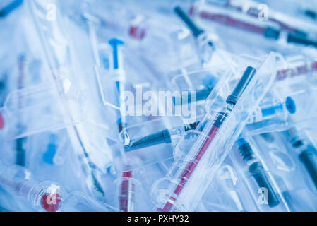 Medizinische Abfälle, therapeutische Spritzen in der Verpackung Stockfoto