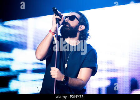 Torino, Italien. Okt, 2018 21. Tommaso Paradiso, Sänger der italienischen indie-pop band Der Giornalisti, live auf der Bühne für die 'Liebe' Tour in Turin, vor der ausverkauften Arena. Credit: Alessandro Bosio/Pacific Press/Alamy leben Nachrichten Stockfoto