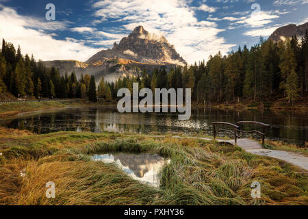 In den späten Herbst mit roten Farben bei Antorno See mit schönen Tre Cime di Lavaredo Berg Reflexion. Italien, Europa Stockfoto