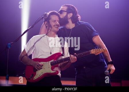 Torino, Italien. Okt, 2018 21. Der Sänger Tommaso Paradiso und der Gitarrist Marco Antonio Musella der italienischen indie-pop band Der Giornalisti live auf der Bühne für die 'Liebe' Tour in Turin, vor der ausverkauften Arena. Credit: Alessandro Bosio/Pacific Press/Alamy leben Nachrichten Stockfoto