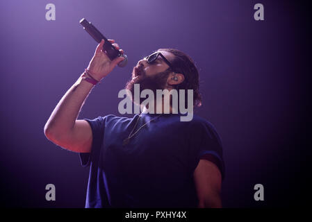 Torino, Italien. Okt, 2018 21. Tommaso Paradiso, Sänger der italienischen indie-pop band Der Giornalisti, live auf der Bühne für die 'Liebe' Tour in Turin, vor der ausverkauften Arena. Credit: Alessandro Bosio/Pacific Press/Alamy leben Nachrichten Stockfoto