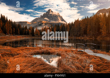 In den späten Herbst mit roten Farben bei Antorno See mit schönen Tre Cime di Lavaredo Berg Reflexion. Italien, Europa Stockfoto