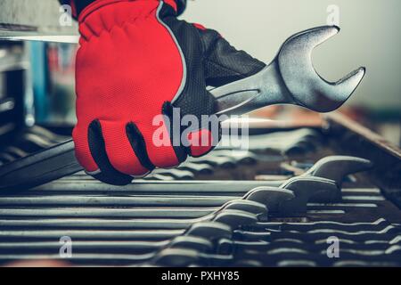 Professionelle Automechaniker Schlüssel Schrank. Auswahl der richtigen Tool. Closeup Foto. Automotive Thema. Stockfoto