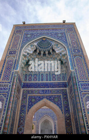 Bögen mit blauen Mosaikfliesen an tamerlane oder Timur Grabstätte, Gur Emir, in Samarkand, Usbekistan. Stockfoto