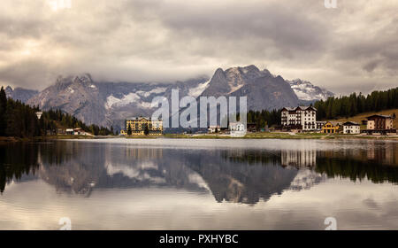 Panoramablick von putna Sorapis peeks von Misurina See mit schönen Reflexionen. Stockfoto