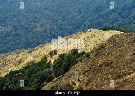 Single Biwak in die Weite der Berglandschaft des Annapurna Sanctuary, Nepal. Stockfoto