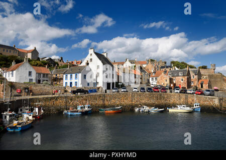 Boote an der steinernen Pier in Crail Hafen mit Crail Haus Suche Turm über der Nordsee in Fife Schottland Großbritannien Stockfoto