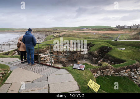 Besucher in Skara Brae historical site Orkney Stockfoto