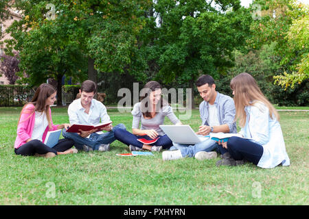 Gruppe der Studierenden im Freien Stockfoto