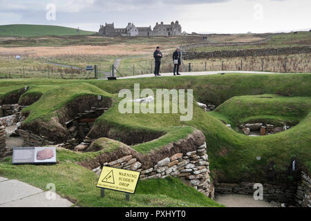 Besucher in Skara Brae historical site Orkney Stockfoto