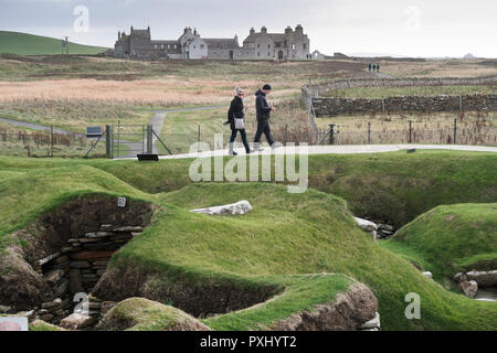 Besucher in Skara Brae historical site Orkney Stockfoto