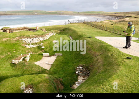 Besucher in Skara Brae historical site Orkney Stockfoto