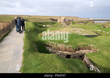 Besucher in Skara Brae historical site Orkney Stockfoto