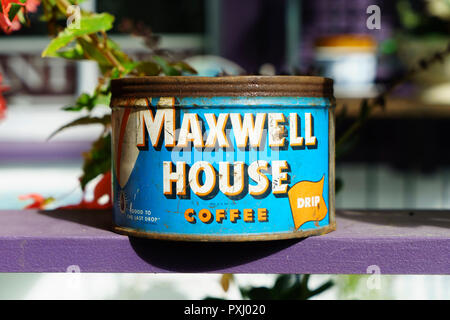 Alte können von Maxwell House Kaffee angezeigt außerhalb ein Antiquitätengeschäft in Maine, USA. Stockfoto