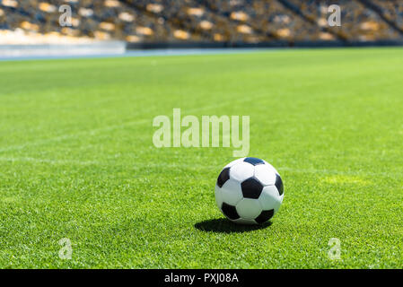 Soccer ball liegen auf grünen Rasen des Stadions Stockfoto