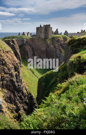 Klippen am Brennen von Halymyres Stream führt zu Tower House von Donnottar Schloss aus dem 13. Jahrhundert Ruinen in der Nähe von Stonehaven Schottland Großbritannien Stockfoto