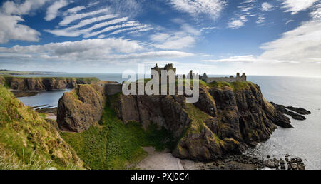 Panorama von Dunnottar Castle Mittelalterlichen clifftop Ruine von Cliff an der alten Halle Bucht Nordsee in der Nähe von Stonehaven Schottland Großbritannien Stockfoto