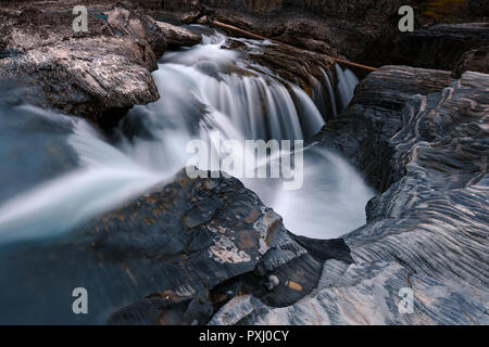 Den Kicking Horse River fließt von den Bergen herab, wurde zu einem Wasserfall, bevor es unter einer natürlichen Brücke geht, Yoho National Park, British Columbi Stockfoto