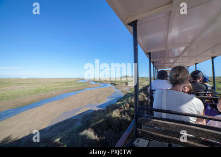 Tavira, Portugal - 14. Oktober 2018: Mini-Zug am Strand Barril, dass Besucher Transporte vom Festland zum Strand, Tavira, Portugal Stockfoto