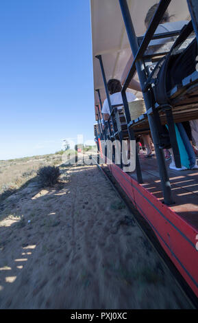 Tavira, Portugal - 14. Oktober 2018: Mini-Zug am Strand Barril, dass Besucher Transporte vom Festland zum Strand, Tavira, Portugal Stockfoto