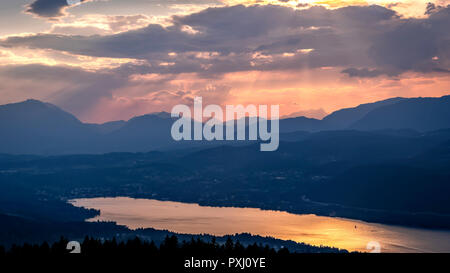 Abendlicher Blick vom Aussichtsturm Pyramidenkogel auf Berge und Wörthersee, Kärnten, Österreich Stockfoto