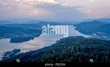 Abendlicher Blick vom Aussichtsturm Pyramidenkogel auf Berge und Wörthersee, Kärnten, Österreich Stockfoto