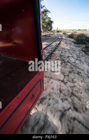 Mini-Zug am Strand Barril, dass Besucher Transporte vom Festland zum Strand, Tavira, Portugal Stockfoto