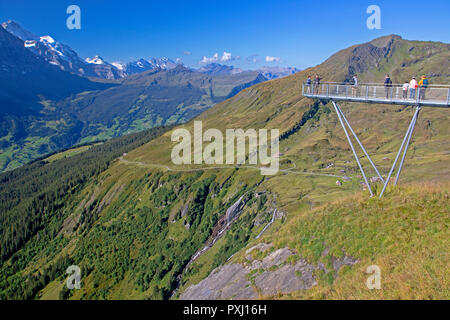 Die erste Klippe gehen, ein Metall Gehweg zu den Klippen oberhalb Grindelwald verschraubt Stockfoto