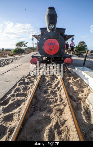 Tavira, Portugal - 14. Oktober 2018: Mini-Zug Motor am Strand Barril, dass Besucher Transporte vom Festland zum Strand, Tavira, Portugal Stockfoto