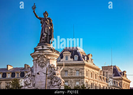 Frankreich Paris, das Denkmal für die Republik mit der simbolic Statue von Marianna, Place de la Republique Stockfoto