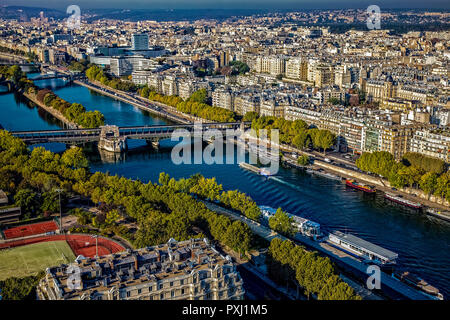 Frankreich Paris, Blick auf die Stadt von der Innenseite der Eiffelturm Stockfoto