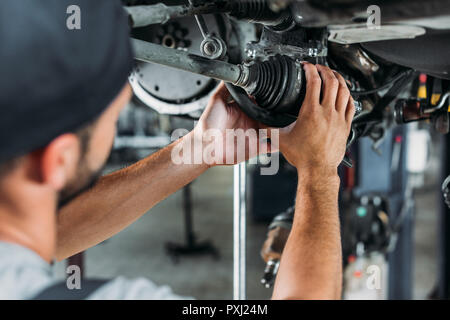 Selektiver Fokus der professionellen Techniker Reparatur Auto in Werkstatt Stockfoto