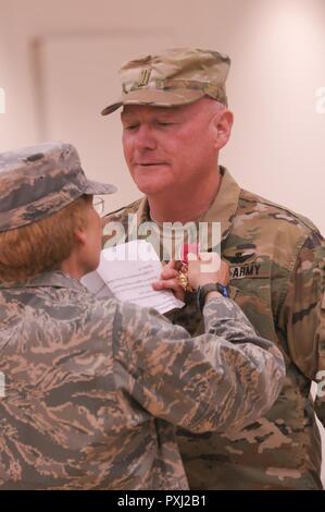 06/03/17 - US Army Chief Warrant Officer David Dale zieht sich von der Pennsylvania National Guard während einem Nachmittag Bildung bei Maj Beau Biden Streitkräfte Mitte, New Castle, Delaware, Jun 3, 2017 statt. Stockfoto